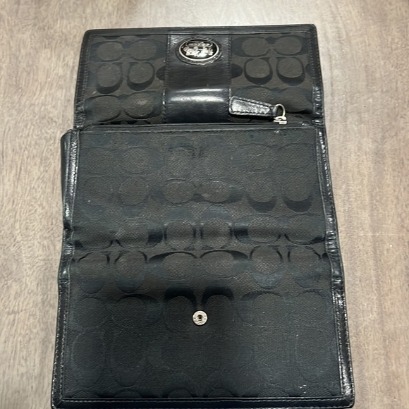Coach wallet used has imperfections - Picture 4 of 4